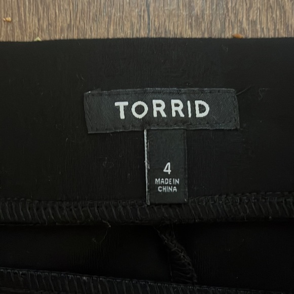 Torrid black pencil skirt size 4 - Picture 4 of 4